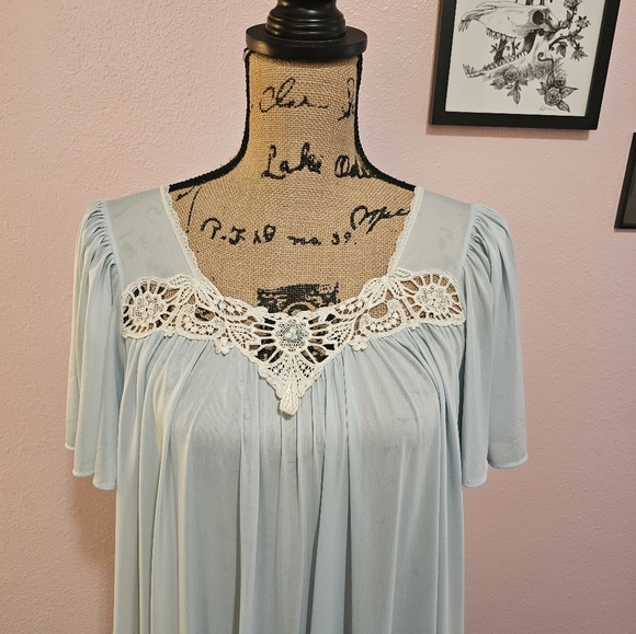 Beautiful Silky Smooth Vintage Nightgown - Picture 2 of 12